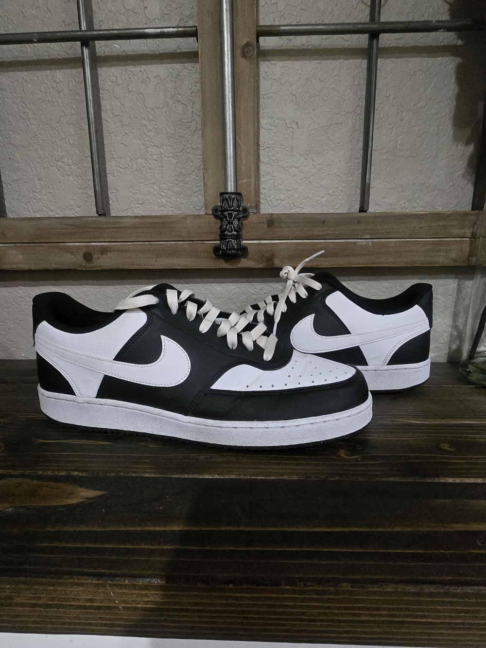 Nike Men’s Black and White Low-Top Skate Sneakers